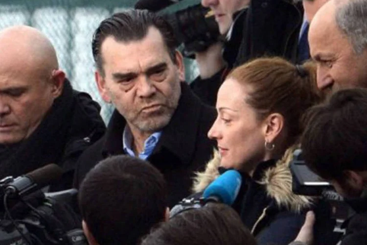 
	Florence Cassez desembarca no aeroporto em Paris: a Suprema Corte mexicana suspendeu a pena ao identificar irregularidades durante o processo judicial
 (Martin Bureau/AFP)