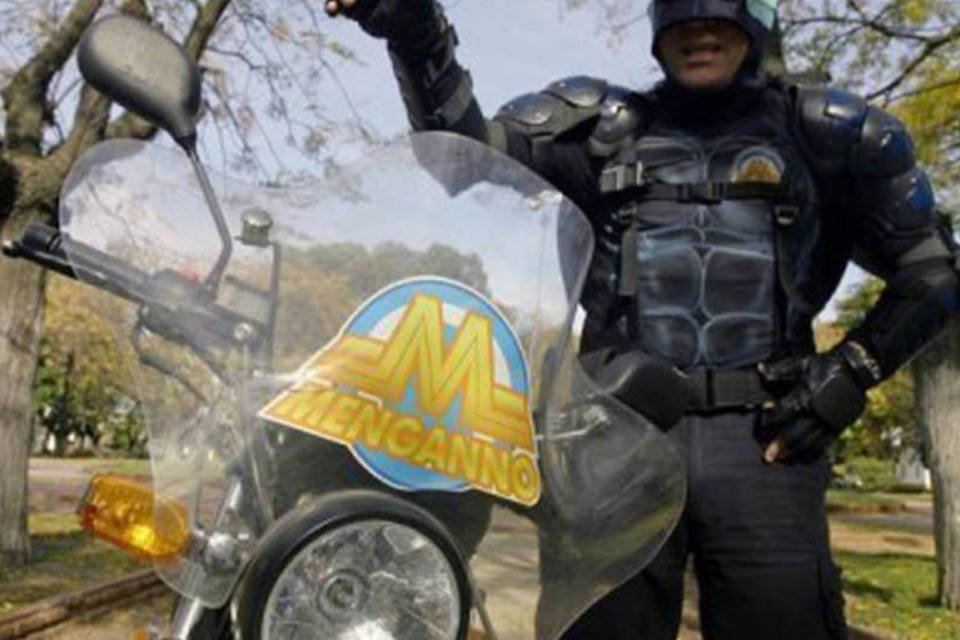 Super-herói argentino é indiciado por porte de arma vencido