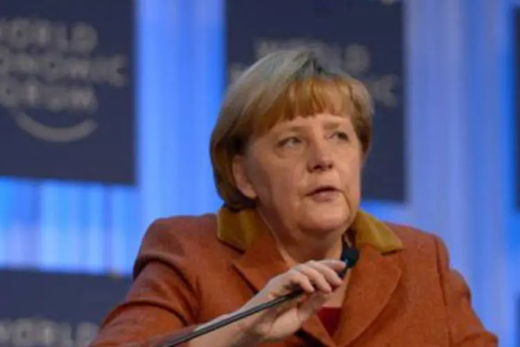 
	A chanceler alem&atilde;, Angela Merkel, discursa em Davos, na Su&iacute;&ccedil;a: para ela, os empregos devem ser criados enquanto as reformas estruturais come&ccedil;am a dar resultados
 (Johannes Eisele/AFP)