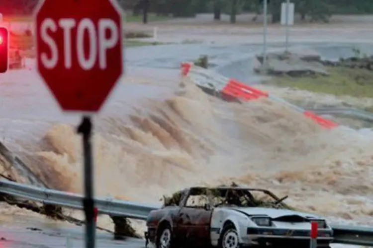 
	Enchente em Oxenford, na costa da Austr&aacute;lia: centenas de pessoas foram retiradas de suas casas em Queensland e Nova Gales do Sul&nbsp;
 (Brett Faulkner/AFP)