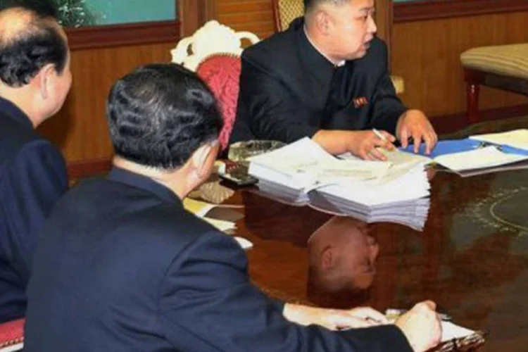 
	L&iacute;der norte-coreano Kim Jong-Un (D), em reuni&atilde;o com oficiais do governo: Pyongyang anunciou na quinta sua inten&ccedil;&atilde;o de realizar um novo teste nuclear&nbsp;
 (AFP)