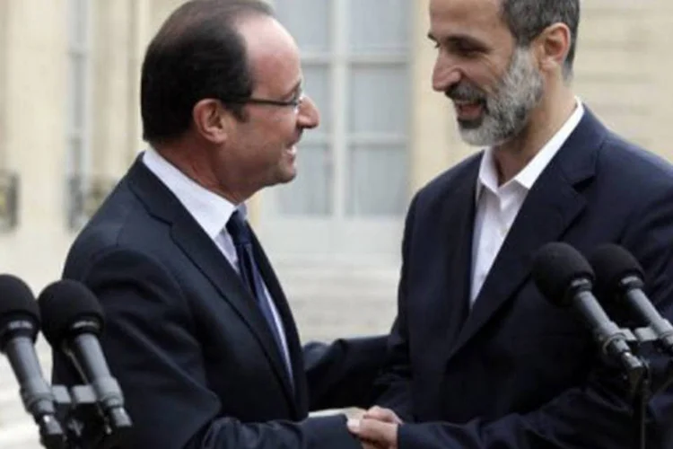 
	O presidente franc&ecirc;s Fran&ccedil;ois Hollande e o chefe da oposi&ccedil;&atilde;o s&iacute;ria Ahmed Moaz al-Khatib, 17 de novembro: &quot;precisamos de armas, armas, armas&quot;, disse vice
 (Kenzo Tribouillard/AFP)