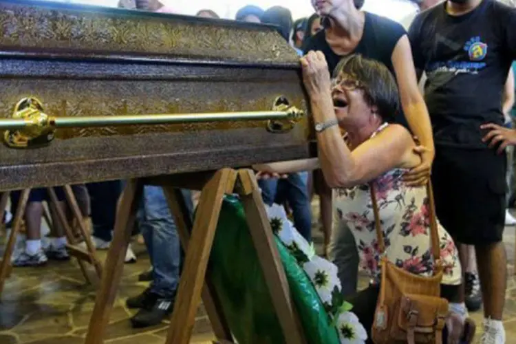 Parentes de uma vítima do incêndio em uma boate em Santa Maria, no Rio Grande do Sul, choram no funeral em 27 de janeiro
 (Jefferson Bernardes/AFP)