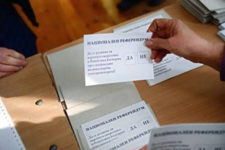 
	Membro da equipe de um posto de vota&ccedil;&atilde;o organiza c&eacute;dulas do referendo sobre a constru&ccedil;&atilde;o de uma usina nuclear: a participa&ccedil;&atilde;o dos eleitores foi entre 20,5% e 21,8%
 (Dimitar Dilkoff/AFP)