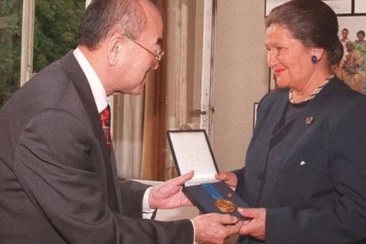 
	Hiroshi Nakajima entrega um pr&ecirc;mio em Paris em setembro de 1997: ele dirigiu a OMS de 1988 a 1998
 (Christophe Simon/AFP)