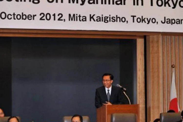 
	O ministro birman&ecirc;s das Finan&ccedil;as, Win Shein (C), discursa em T&oacute;quio: o resto da d&iacute;vida ser&aacute; reescalonado a 15 anos
 (Yoshikazu Tsuno/AFP)