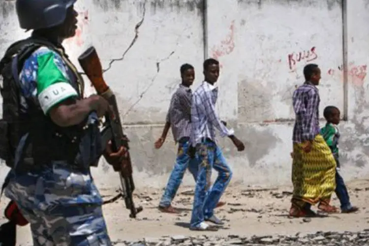 
	Policial na Som&aacute;lia:&nbsp;prioridades s&atilde;o restabelecer a seguran&ccedil;a, reformar o sistema judici&aacute;rio e as finan&ccedil;as p&uacute;blicas e reativar a economia, disse presidente somali
 (Stuart Price/AFP)