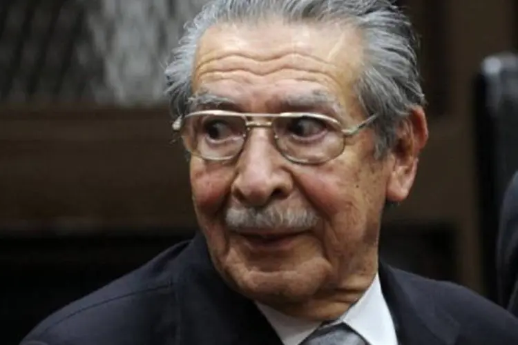 
	Ex-ditador guatemalteco Efra&iacute;n R&iacute;os Montt em julgamento: ele &eacute; mantido em pris&atilde;o domiciliar h&aacute; um ano
 (Johan Ordóñez/AFP)