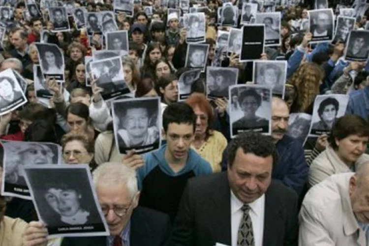 
	Membros da comunidade judaica argentina se manifestam em mem&oacute;ria dos falecidos em atendado: l&iacute;deres judaicos dizem que a cria&ccedil;&atilde;o de uma &quot;comiss&atilde;o da verdade&quot; prejudica a investiga&ccedil;&atilde;o
 (Juan Mabromata/AFP)