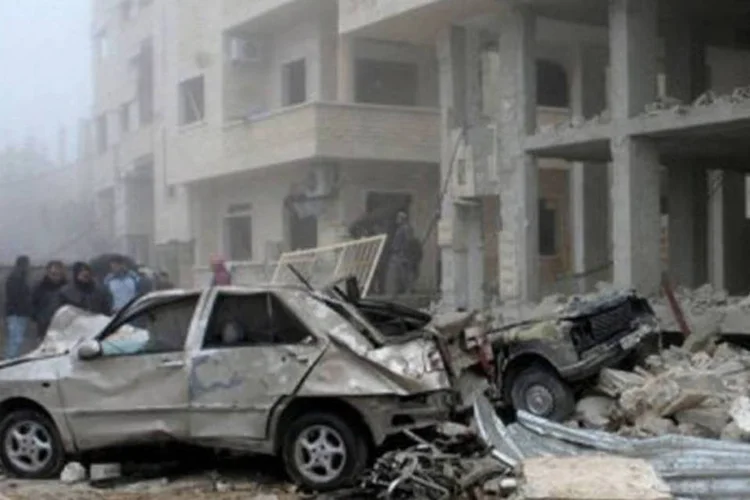 
	S&iacute;rios inspecionam local de atentado com carro-bomba em Salmiyeh: a viol&ecirc;ncia deixou nesta segunda mais de 60 mortos
 (AFP)