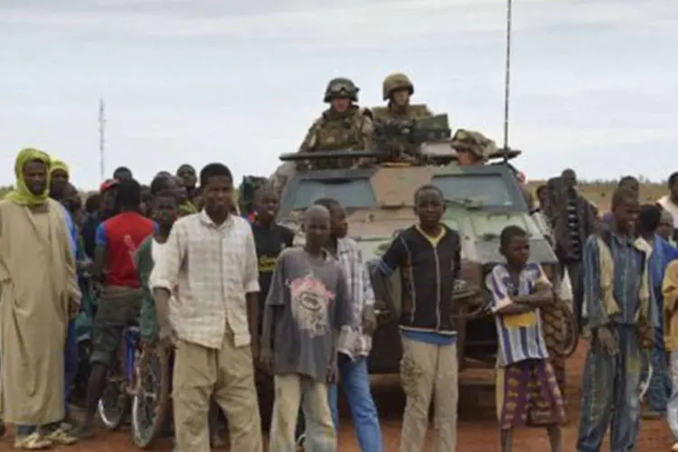 
	Crian&ccedil;as malinenses posam em frente a um ve&iacute;culo militar franc&ecirc;s: a Gr&atilde;-Bretanha pensa em enviar 200 soldados para a &Aacute;frica, incluindo dezenas ao Mali, para ajudar a Fran&ccedil;a
 (Eric Feferberg/AFP)