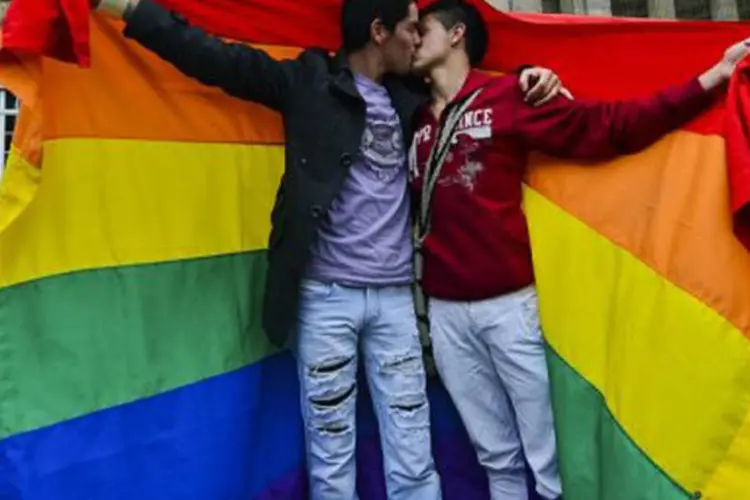 
	Casal gay se beija em protesto em favor dos direitos dos homossexuais em Bogot&aacute;, Col&ocirc;mbia: Senado rejeitou projeto que buscava legalizar o casamento entre pessoas do mesmo sexo no pa&iacute;s
 (Luis Acosta/AFP)