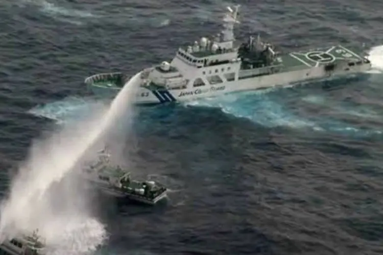 Navios da Guarda Costeira japonesa (D) jogam água contra barcos taiwaneses perto das ilhas Senkaku em 24 de janeiro
 (Japan Coast Guard/AFP)