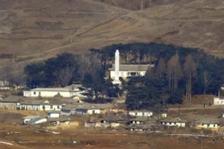 
	Posto de guarda da Coreia do Norte (cima) e da Coreia do Sul s&atilde;o vistos perto da Zona Desmilitarizada: Seul pediu a Pyongyang que recue no projeto de teste nuclear
 (Jung Yeon-Je/AFP)
