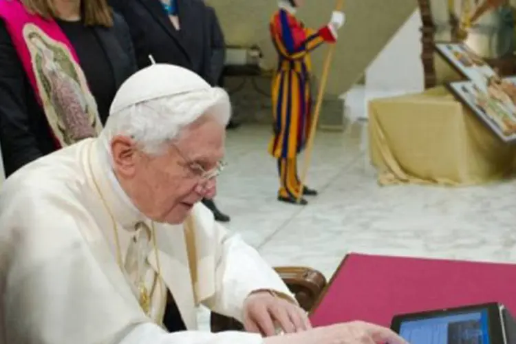 
	O Papa Bento XVI digita sua primeira mensagem no Twitter: no total, 26% das mensagens negativas abordavam o tema dos abusos sexuais cometidos por padres
 (AFP)