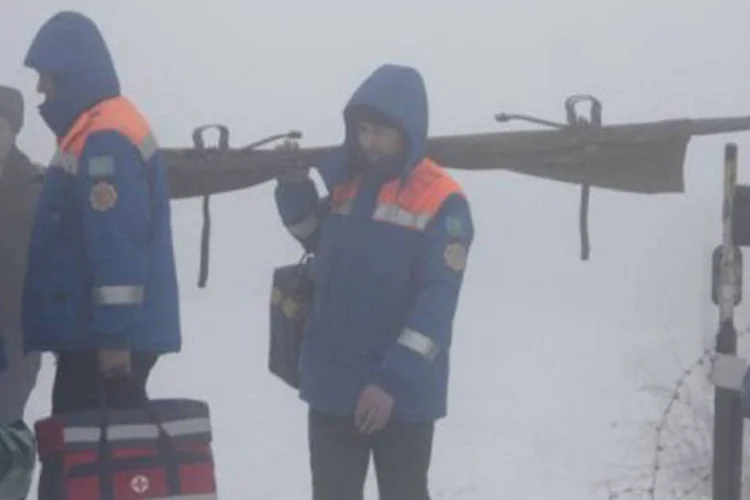 
	Param&eacute;dicos trabalham no local da queda de um avi&atilde;o perto de Almaty: das v&iacute;timas, cinco eram membros da tripula&ccedil;&atilde;o e outros 16 eram passageiros
 (Anatoly Ustinenko/AFP)
