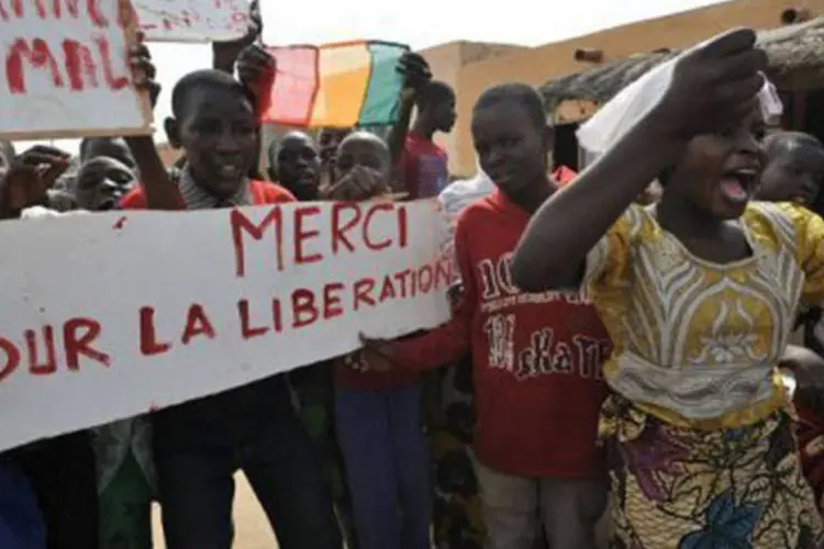 Moradores de Ansongo celebram a chegada de soldados do Niger, 29 de janeiro, 2013 no Mali
 (Kambou Sia/AFP)