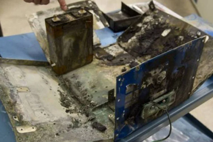 
	Bateria de avi&atilde;o danificada de um Boeing 787: a bateria de ion-l&iacute;tio da ANA registrou aquecimento excessivo e soltou um forte odor por raz&otilde;es ainda desconhecidas
 (Saul Loeb/AFP)