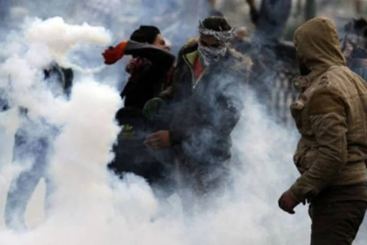 
	Manifestantes eg&iacute;pcios em confronto com a pol&iacute;cia no Cairo, 29 de janeiro: o Egito vive desde quinta-feira &agrave; noite atos violentos que deixaram mais de 50 mortos
 (Mohammed Abed/AFP)