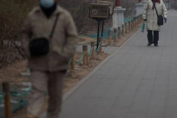 
	Pedestres com m&aacute;scaras passeiam por parque na polu&iacute;da Pequim: os problemas de polui&ccedil;&atilde;o na China s&atilde;o atribu&iacute;dos &agrave; r&aacute;pida urbaniza&ccedil;&atilde;o do pa&iacute;s&nbsp;
 (Ed Jones/AFP)