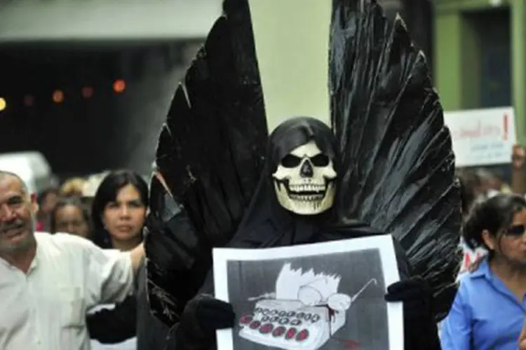
	Jornalistas e estudantes protestam em Xalapa ap&oacute;s assassinato de Regina Mart&iacute;nez: o M&eacute;xico &quot;conserva seu posto de pa&iacute;s mais perigoso do continente para o grupo&quot;&nbsp;
 (Sergio Hernandez/AFP)