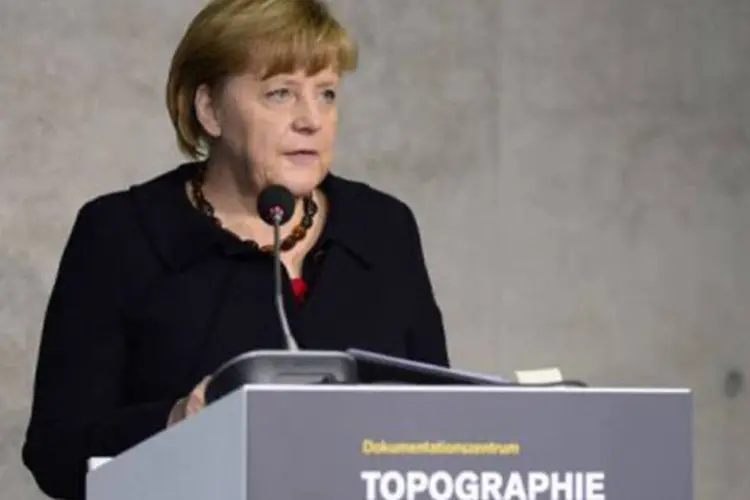 
	Angela Merkel, discursa em Berlim: a chanceler recordou que a Hitler bastou seis meses &quot;para aniquilar toda a diversidade da sociedade alem&atilde;&quot;
 (John Macdougall/AFP)