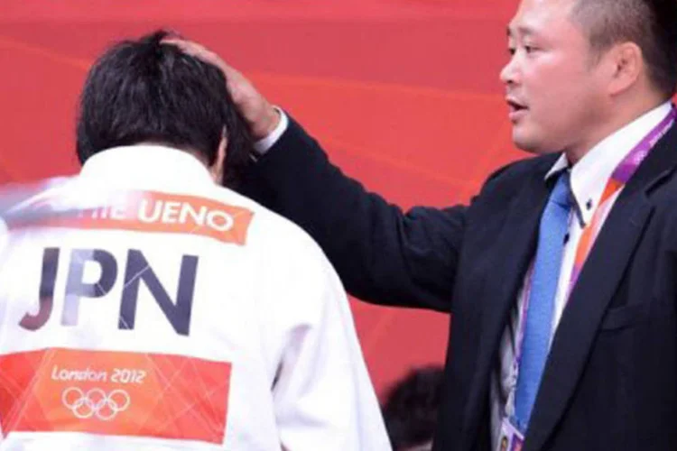 
	O treinador da equipe feminina japonesa de jud&ocirc; Ryuji Sonoda (D) ao lado de uma atleta: &quot;penso que seria dif&iacute;cil seguir no programa de treinamento&quot;, disse
 (Franck Fife/AFP)