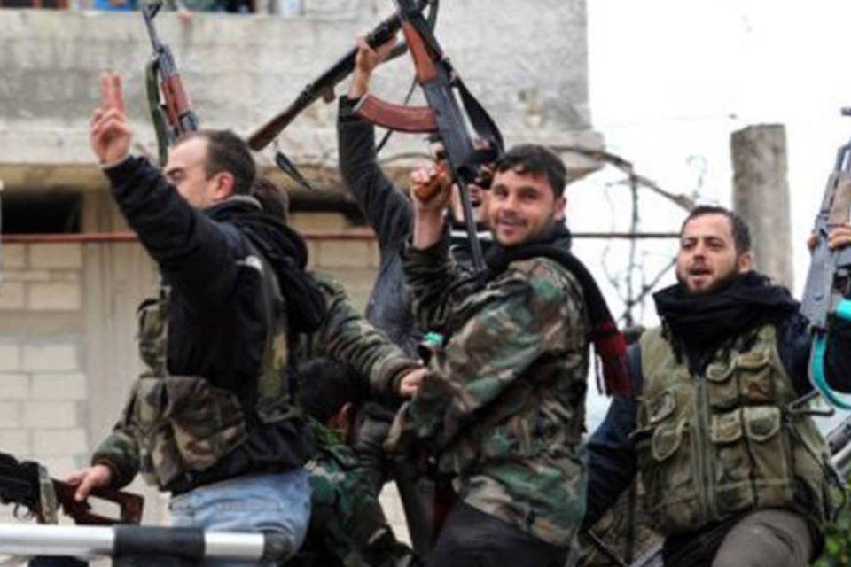 Governos ocidentais avaliam ajuda militar a rebeldes sírios