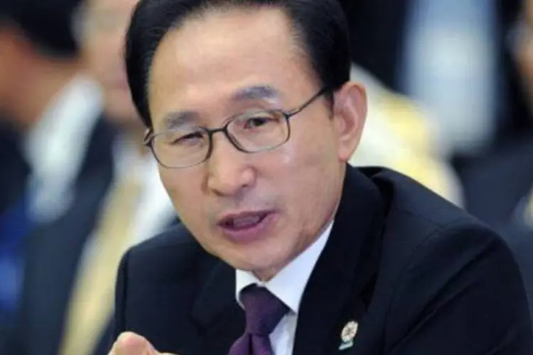 
	Presidente sul-coreano Lee myung-Bak em Phnom Penh: &quot;o governo pede &agrave; Coreia do Norte o fim imediato de todas as declara&ccedil;&otilde;es e a&ccedil;&otilde;es provocativas&quot;, disse
 (Jewel Samad/AFP)