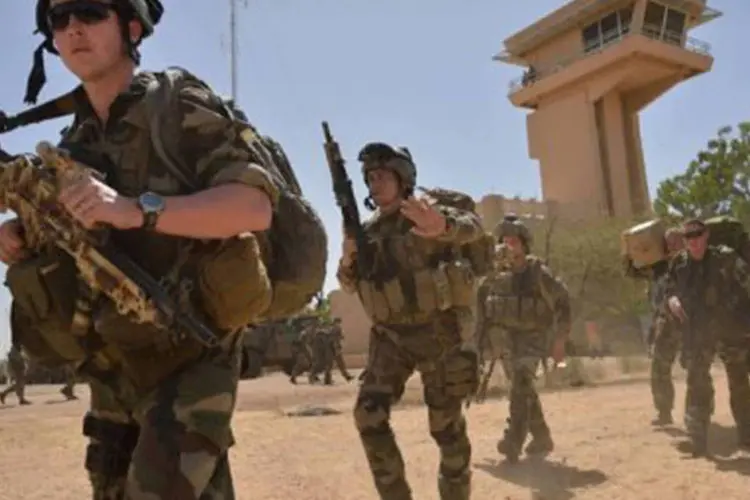 
	Soldados franceses no Mali: jornalistas foram sequestrados em frente domic&iacute;lio de Amb&eacute;ry Ag Rissa, representante do Movimento Nacional de Liberta&ccedil;&atilde;o de Azawad
 (Eric Feferberg/AFP)
