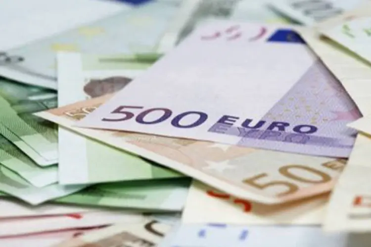 
	Notas de euro: Sentix anunciou que a confian&ccedil;a do investidor no bloco de 17 pa&iacute;ses subiu para -3,9 em fevereiro ante -7,0 em janeiro
 (Judith Haeusler/AFP)