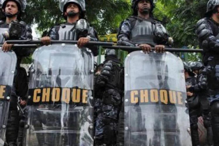 
	Policiais ficam de guarda na entrada do Museu do &Iacute;ndio:&nbsp;um dos representantes da Aldeia Maracan&atilde; refor&ccedil;ou que os &iacute;ndios n&atilde;o pretendem abrir m&atilde;o da posse do im&oacute;vel e v&atilde;o resistir a uma eventual invas&atilde;o.
 (Vanderlei Almeida/AFP)