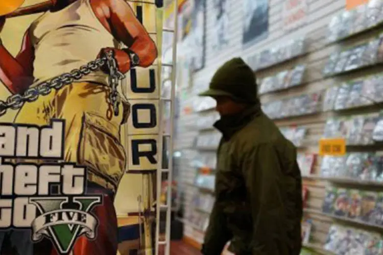 
	Poster do novo jogo Grand Theft Auto numa loja de jogos em Nova York: o t&iacute;tulo foi lan&ccedil;ado na ter&ccedil;a-feira
 (Spencer Platt/AFP)