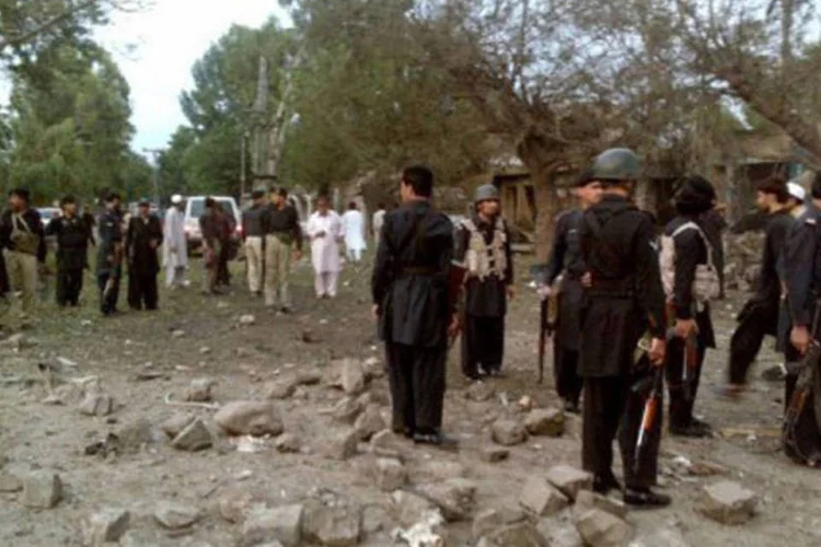 
	For&ccedil;as de seguran&ccedil;a no local do atentado suicida em Hangu: o local fica pr&oacute;ximo aos basti&otilde;es dos insurgentes talib&atilde;s e santu&aacute;rio de seus aliados da Al-Qaeda
 (AFP)