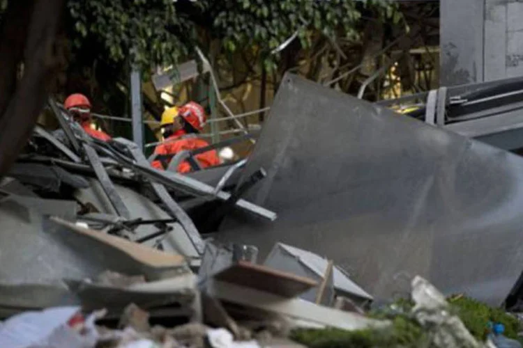 
	Equipe de resgate procura sobreviventes ap&oacute;s uma explos&atilde;o na estatal Pemex, na Cidade do M&eacute;xico, em 1&ordm; de fevereiro: as tarefas de resgate prosseguem
 (Yuri Cortez/AFP)