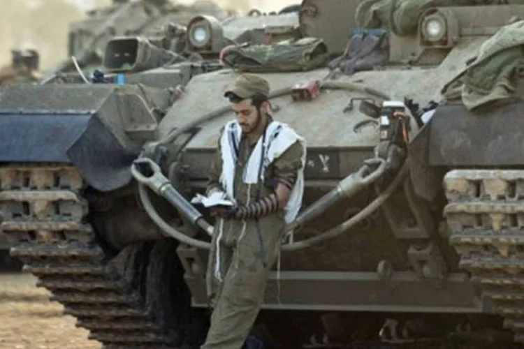 
	Soldado israelense reza de manh&atilde; perto da faixa de Gaza: o Hamas tem 74 deputados de um total de 132 no Conselho Legislativo Palestino; 12 est&atilde;o presos em Israel
 (Jack Guez/AFP)