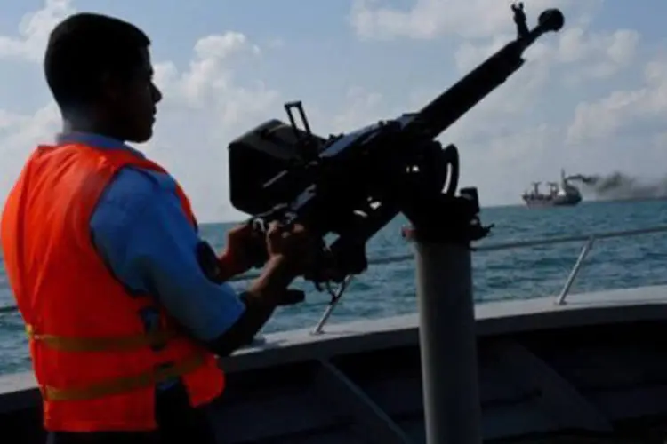 
	Guarda-costeira do I&ecirc;men patrulha o sul do porto de Aden: os membros da tripula&ccedil;&atilde;o, de nacionalidade iemenita, est&atilde;o sendo interrogados
 (Khaled Desouki/AFP)