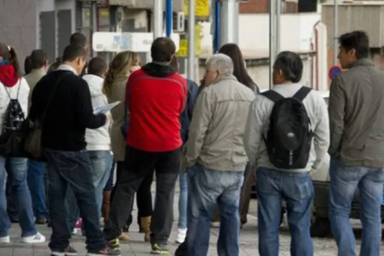 
	Desempregados fazem fila diante de um escrit&oacute;rio de empregos do governo em Madri: em ritmo anual, o desemprego registrou alta de 8,28%
 (Dominique Faget/AFP)