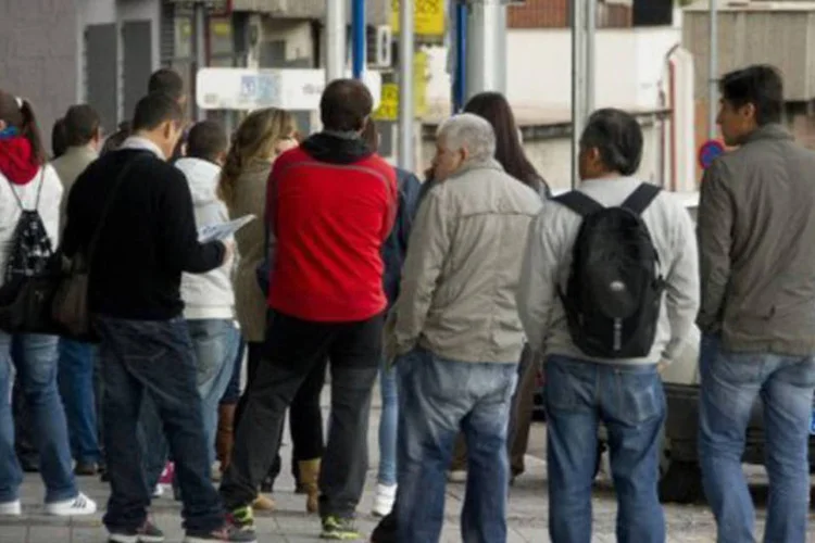 
	Desempregados fazem fila diante de um escrit&oacute;rio de empregos do governo em Madri: em ritmo anual, o desemprego registrou alta de 8,28%
 (Dominique Faget/AFP)