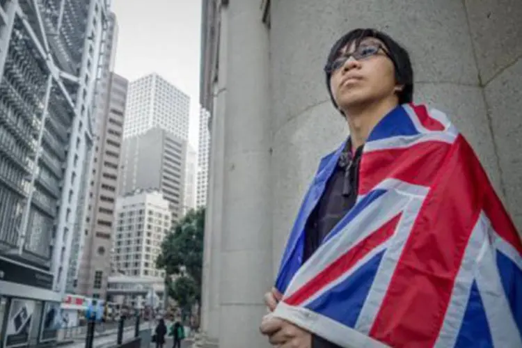 
	Danny Chan com a bandeira colonial da Gr&atilde;-Bretanha em Hong Kong: os manifestantes utilizaram a bandeira colonial, provocando a irrita&ccedil;&atilde;o da China
 (Philippe Lopez/AFP)