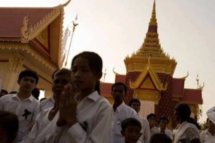 
	Cambojanos entram no cremat&oacute;rio do corpo do ex-rei Norodom Sihanouk em Phnom Pehn: ele governou durante toda a segunda metade do s&eacute;culo XX
 (Nicolas Asfouri/AFP)