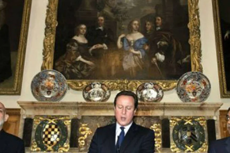 
	Hamid Karzai (E) e Asif Ali Zardari (D) ouvem o pronunciamento de David Cameron: os l&iacute;deres pediram aos talib&atilde;s que abram um escrit&oacute;rio e iniciem um di&aacute;logo
 (Adrian Dennis/AFP)