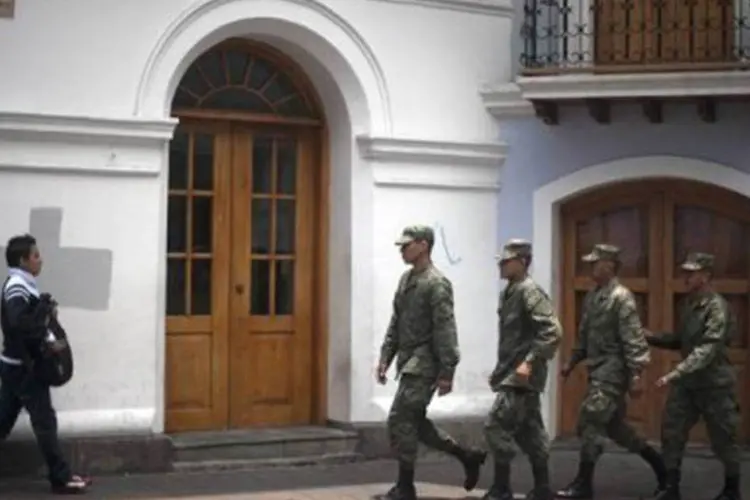 
	Soldados equatorianos caminham por rua do centro de Quito: este &eacute; segundo caso de viol&ecirc;ncia registrado durante a campanha
 (Eitan Abramovich/AFP)