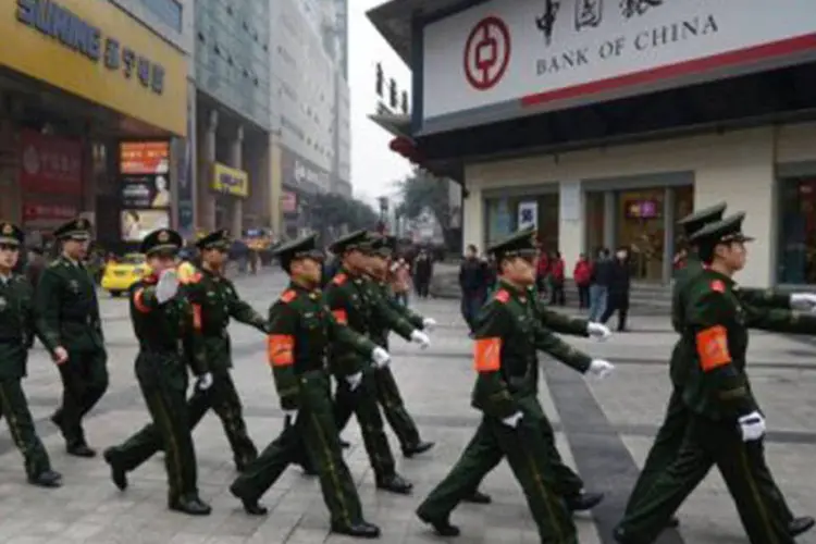 
	Policiais marcham: a comiss&atilde;o local de controle de disciplina de Lufeng confirmou as acusa&ccedil;&otilde;es do delegado questionado
 (Mark Ralston/AFP)