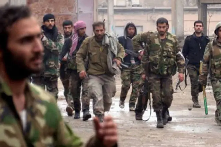 
	For&ccedil;as do regime s&iacute;rio se preparam para enfrentar os rebeldes em Alepo: novos combates foram registrados entre o ex&eacute;rcito e rebeldes na cidade&nbsp;
 (AFP)
