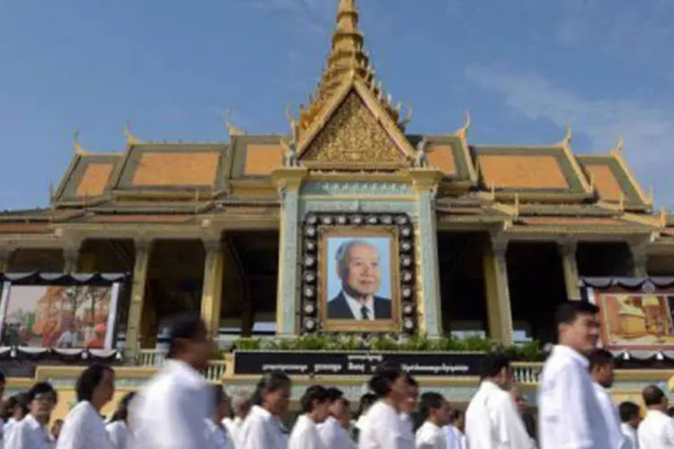 
	Multid&atilde;o se re&uacute;ne no dia 2 de fevereiro no Pal&aacute;cio Real em Phnom Penh para rezar pelo rei Sihanuk: as cerim&ocirc;nias f&uacute;nebres devem durar uma semana
 (Tang Chhin Sothy/AFP)