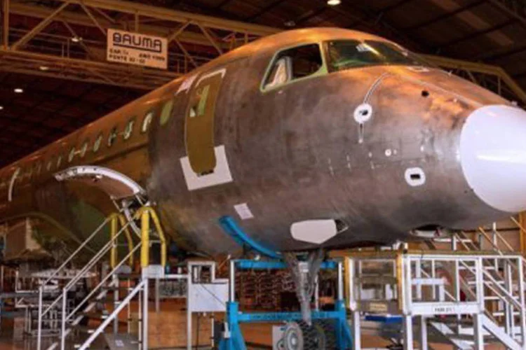 
	Avi&atilde;o E-Jet em hangar da Embraer em S&atilde;o Jos&eacute; dos Campos: o grupo j&aacute; fornece equipamentos de avi&ocirc;nica para a primeira gera&ccedil;&atilde;o destas aeronaves comerciais (Yasuyoshi Chiba/AFP)
