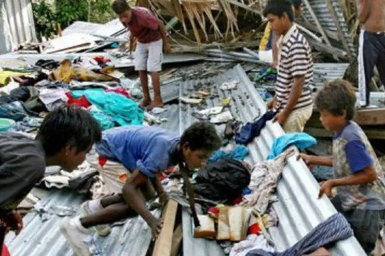 
	Crian&ccedil;as procuram roupas ap&oacute;s tsunami nas Ilhas Salom&atilde;o: o tsunami originado ap&oacute;s o tremor causou uma s&eacute;rie de ondas de at&eacute; 90 cent&iacute;metros de altura
 (William West/AFP)