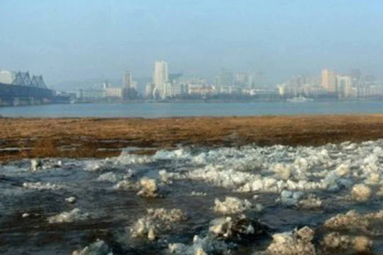 
	Cidade chinesa de Dandong vista da cidade norte-coreana de Siniuju: esta &eacute; a 1&ordf; vez que a imprensa oficial utiliza a express&atilde;o &quot;ruptura&quot; ao comentar as rela&ccedil;&otilde;es entre os dois pa&iacute;ses (Wang Zhao/AFP)
