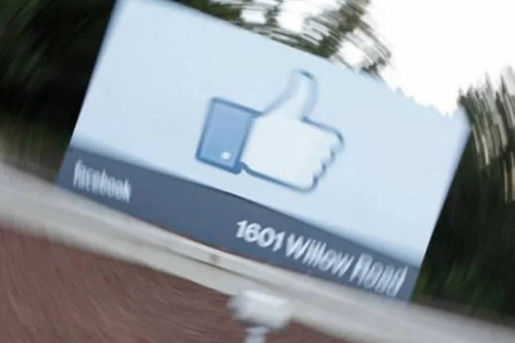 
	O logo &quot;Curtir&quot; do Facebook no Menlo Park, Calif&oacute;rnia: nos tr&ecirc;s primeiros dias de cota&ccedil;&atilde;o, as a&ccedil;&otilde;es do Facebook afundaram 18% em rela&ccedil;&atilde;o ao valor de sa&iacute;da (Kimihiro Hoshino/AFP)
